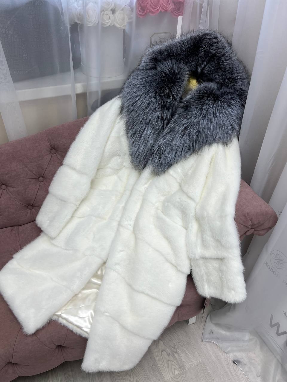 белая норковая шуба с капюшоном из чернобурки,белая норковая шуба,норковая шуба,шуба белая норка,шуба норка белая с чернобуркой