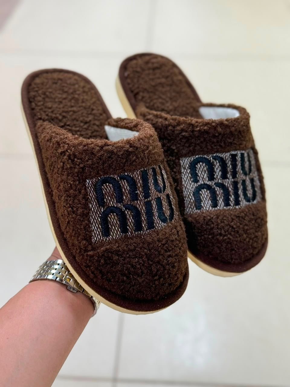 ,тапочки домашние женские,тапочки miu miu,тапочки домашние открытые для дома miu miu,шлепанцы из меха miu miu белые