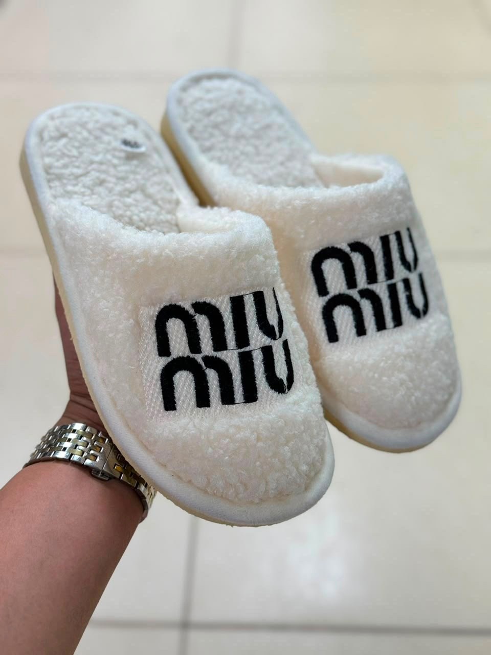 ,тапочки домашние женские,тапочки miu miu,тапочки домашние открытые для дома miu miu,шлепанцы из меха miu miu белые