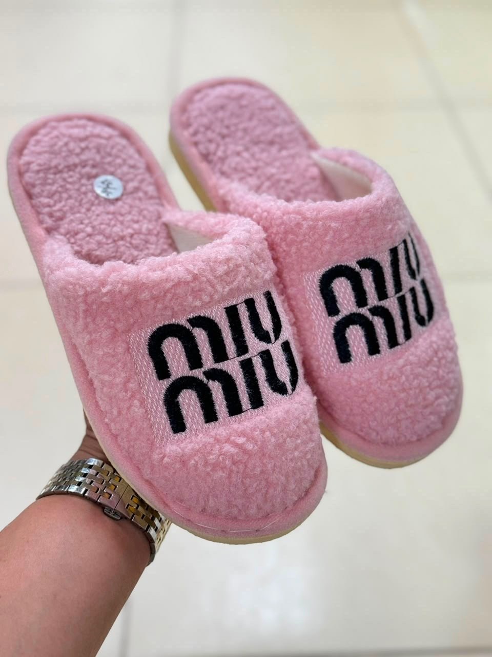 ,тапочки домашние женские,тапочки miu miu,тапочки домашние открытые для дома miu miu,шлепанцы из меха miu miu белые