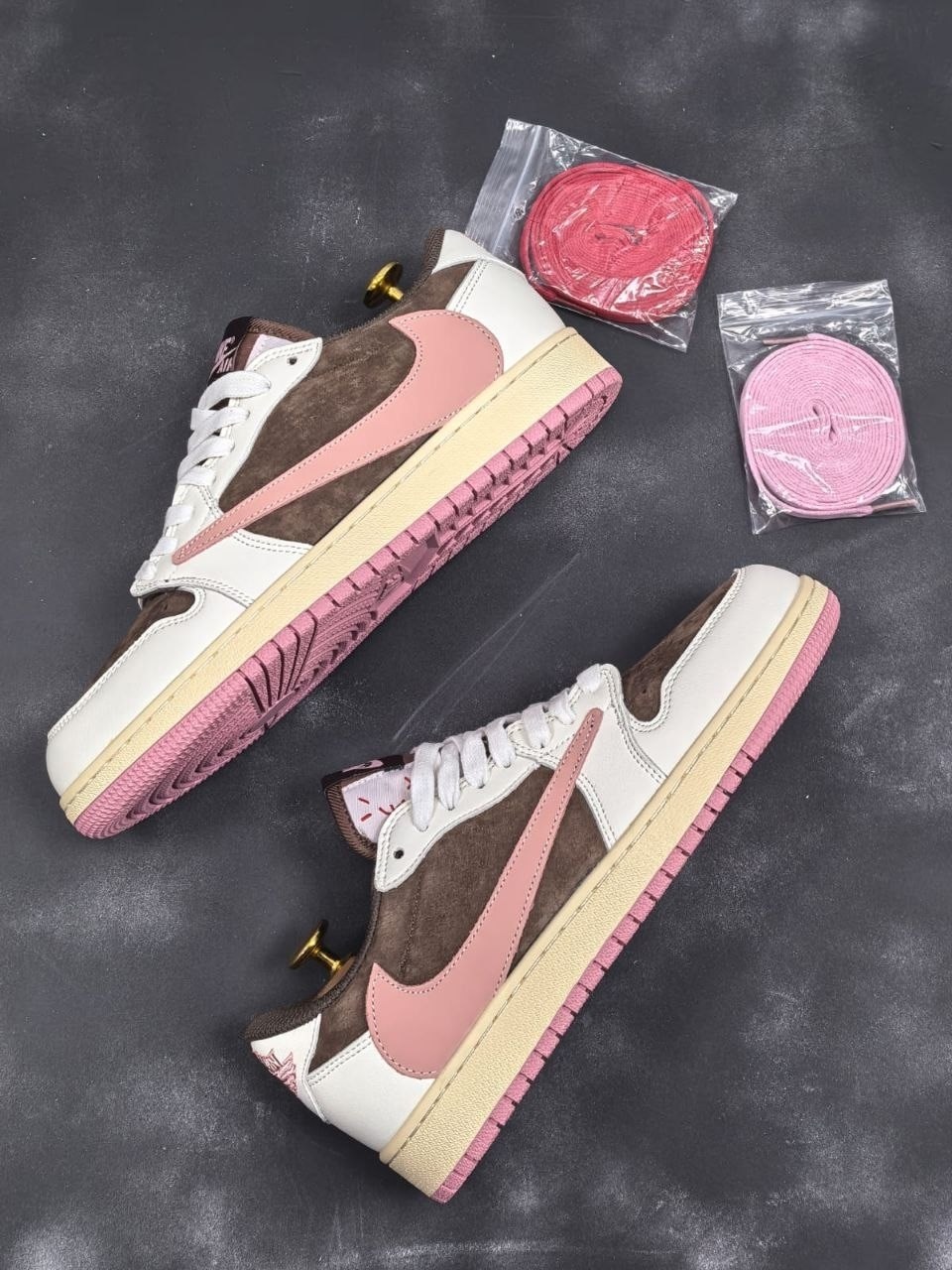 кроссовки nike travis scott x air jordan 1 low,nike air jordan 1 low x travis scott,nike air jordan 1 low travis scott,кеды travis scott x air jordan 1 pink oxford,кроссовки nike air jordan 1 low trav