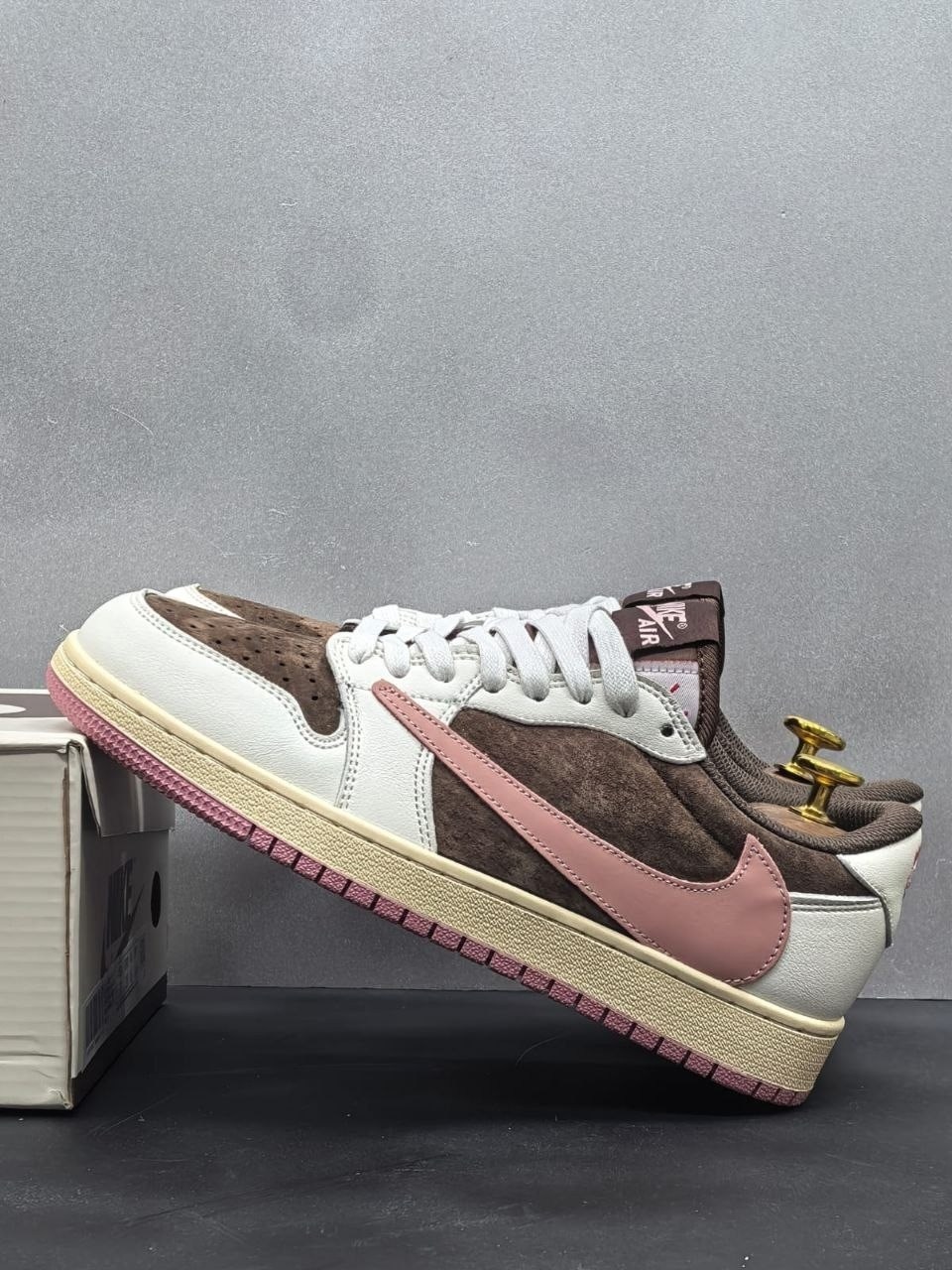 кроссовки nike travis scott x air jordan 1 low,nike air jordan 1 low x travis scott,nike air jordan 1 low travis scott,кеды travis scott x air jordan 1 pink oxford,кроссовки nike air jordan 1 low trav