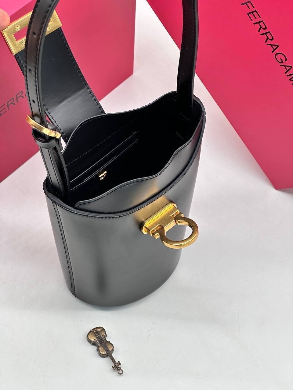salvatore ferragamo сумка,сумка ferragamo,сумка ferragamo женская цена,сумка ведро,сумка сальваторе феррагамо черная
