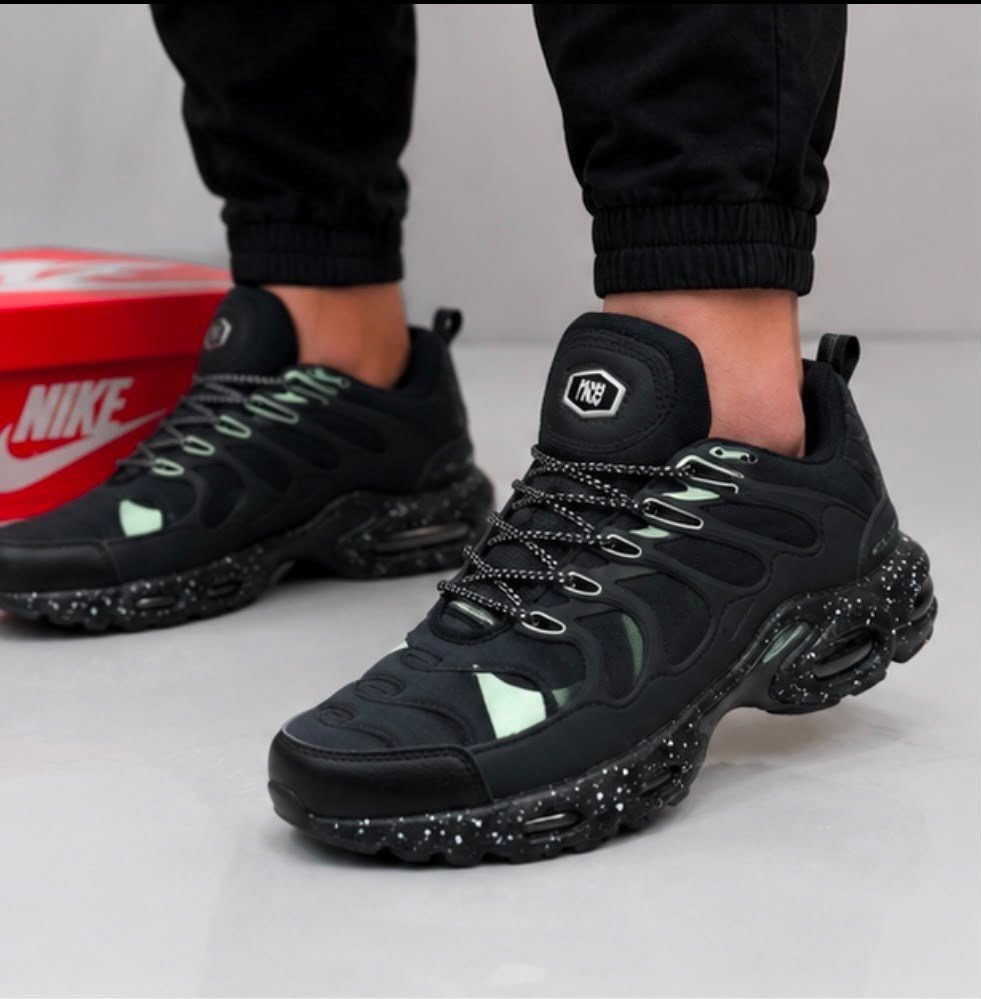 кроссовки nike air max plus tn,nike air max plus tn,кроссовки,черные кроссовки nike air max tn plus,кроссовки nike air max tn plus terrascape
