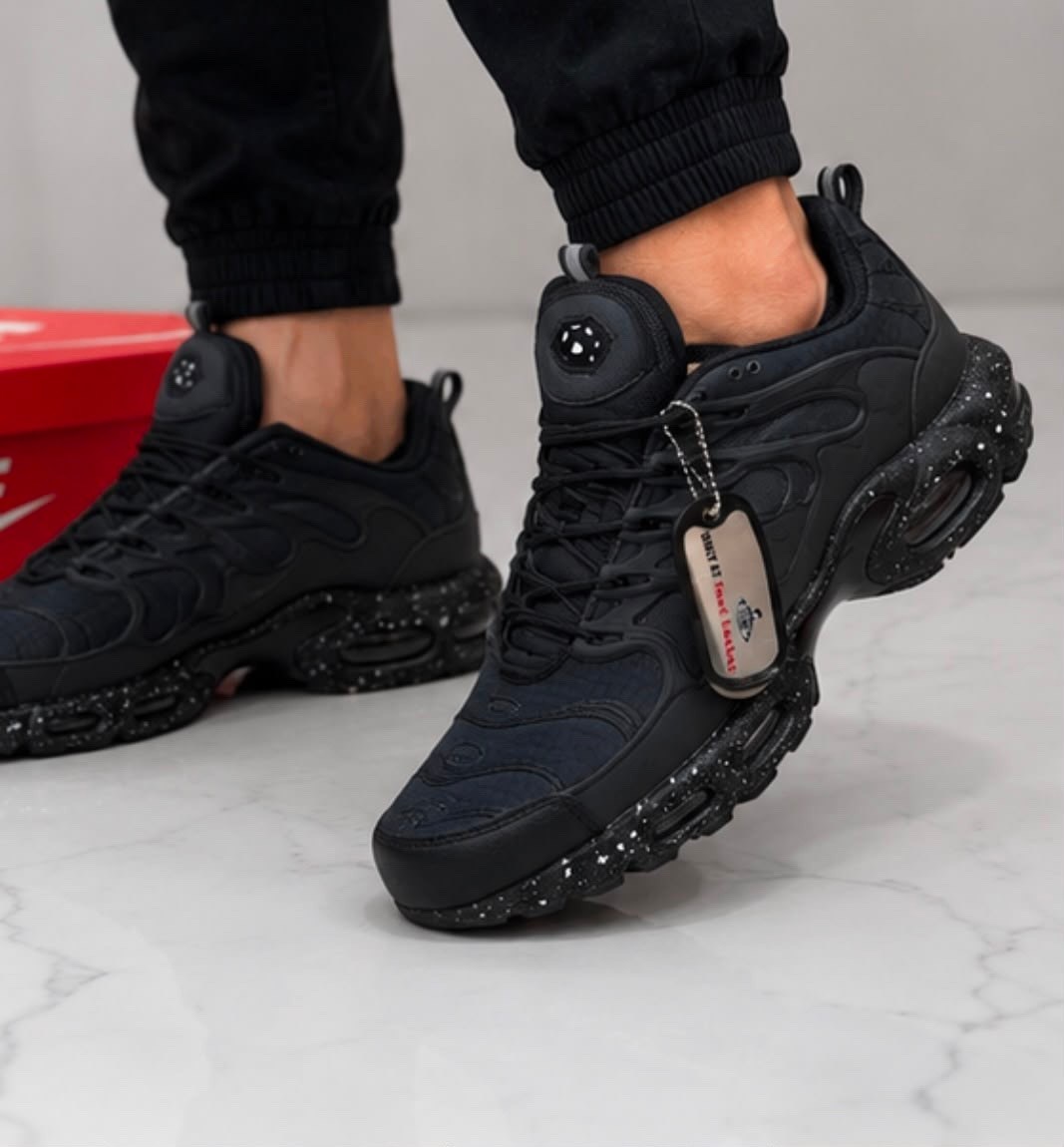 кроссовки nike air max plus tn,nike air max plus tn,кроссовки,черные кроссовки nike air max tn plus,кроссовки nike air max tn plus terrascape