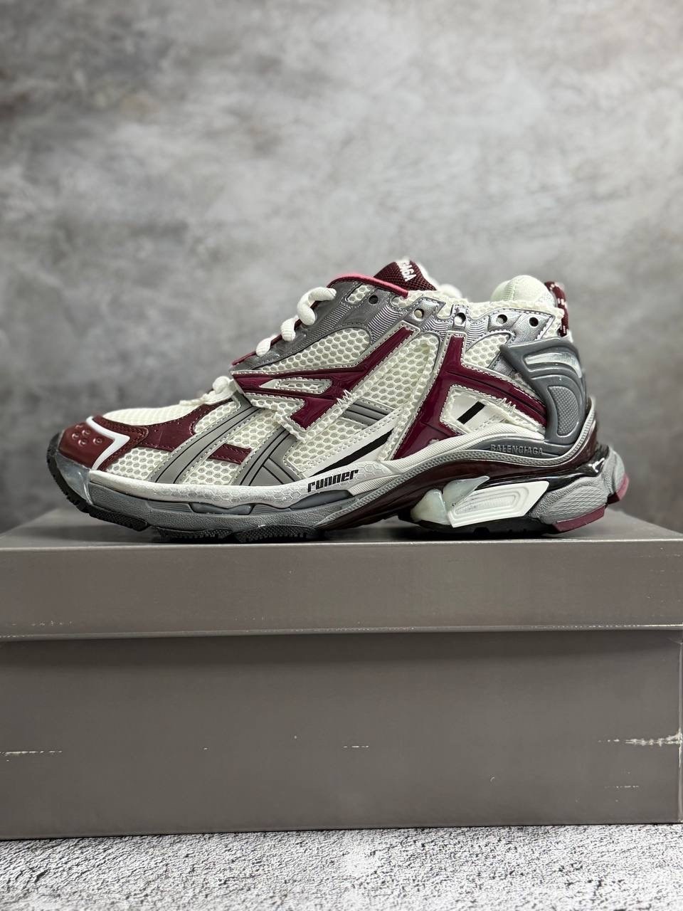 кроссовки balenciaga runner,кроссовки balenciaga runner sneaker burgundy,кроссовки в стиле balenciaga,кроссовки баленсиага раннер,кроссовки kith x balenciaga runner white burgundy