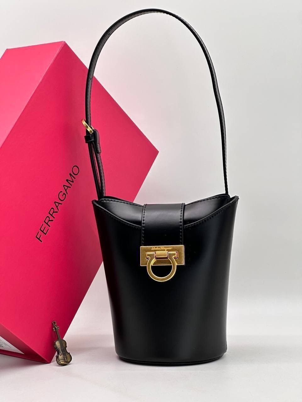 salvatore ferragamo сумка,сумка ferragamo,сумка ferragamo женская цена,сумка ведро,сумка сальваторе феррагамо черная