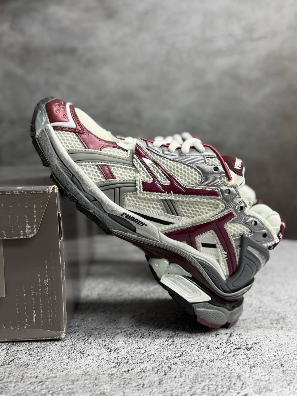 кроссовки balenciaga runner,кроссовки balenciaga runner sneaker burgundy,кроссовки в стиле balenciaga,кроссовки баленсиага раннер,кроссовки kith x balenciaga runner white burgundy