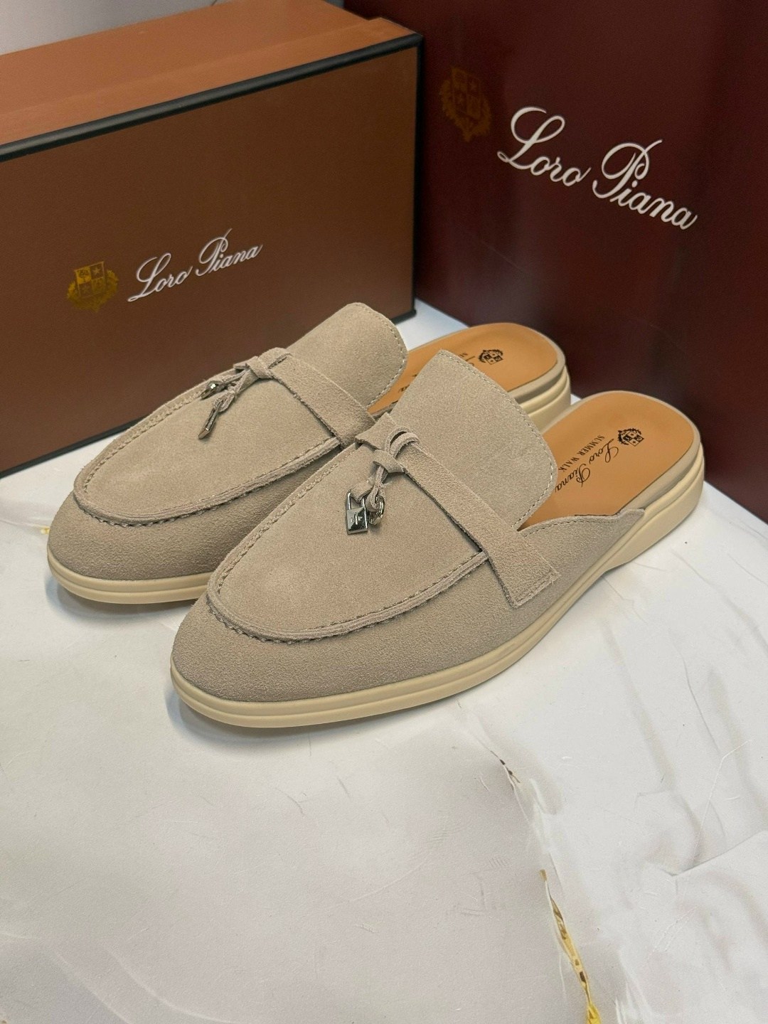 мюли loro piana,,лоферы loro piana,сабо loro piana,женские замшевые мюли loro piana бежевые