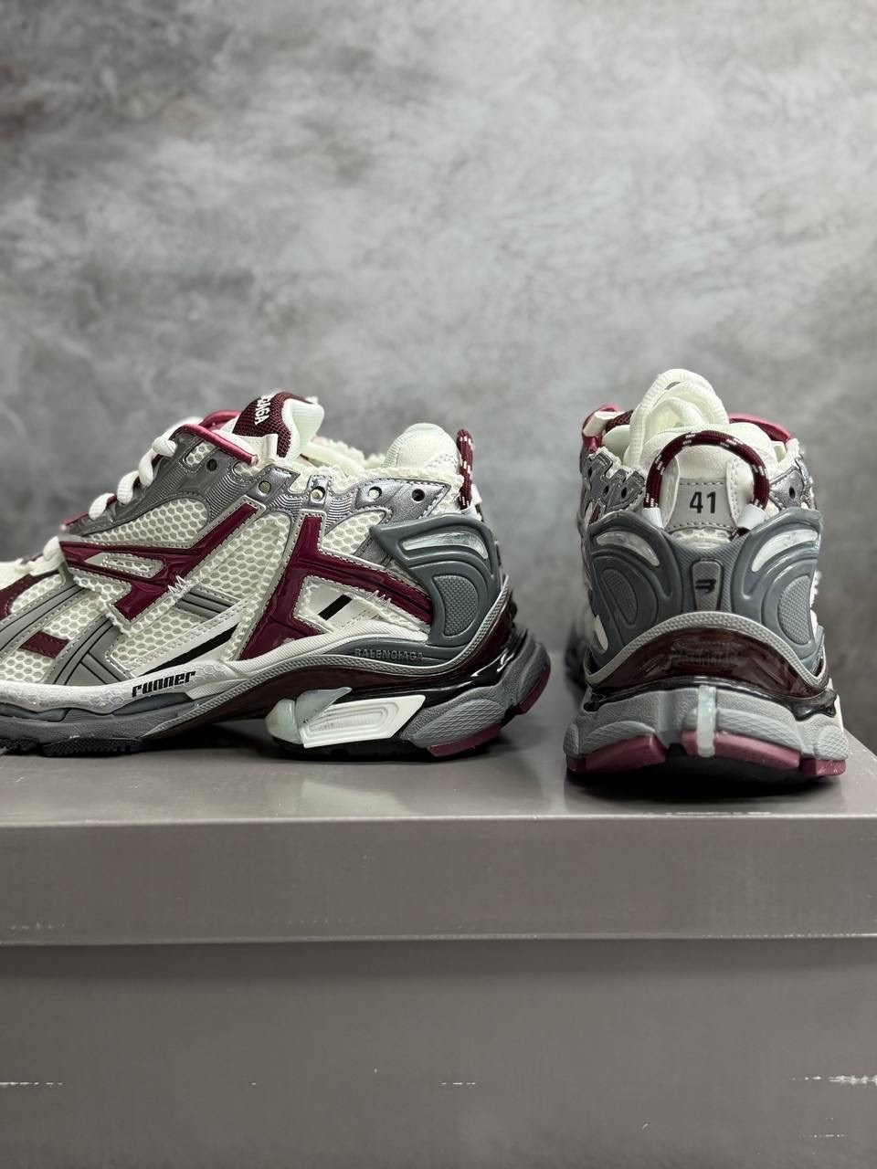 кроссовки balenciaga runner,кроссовки balenciaga runner sneaker burgundy,кроссовки в стиле balenciaga,кроссовки баленсиага раннер,кроссовки kith x balenciaga runner white burgundy