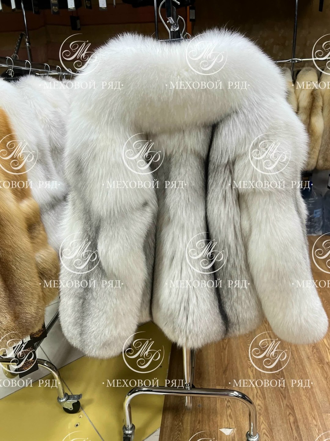 короткая шуба из белой лисы,песец шуба,женская шуба,меховая шуба,шуба из лисы