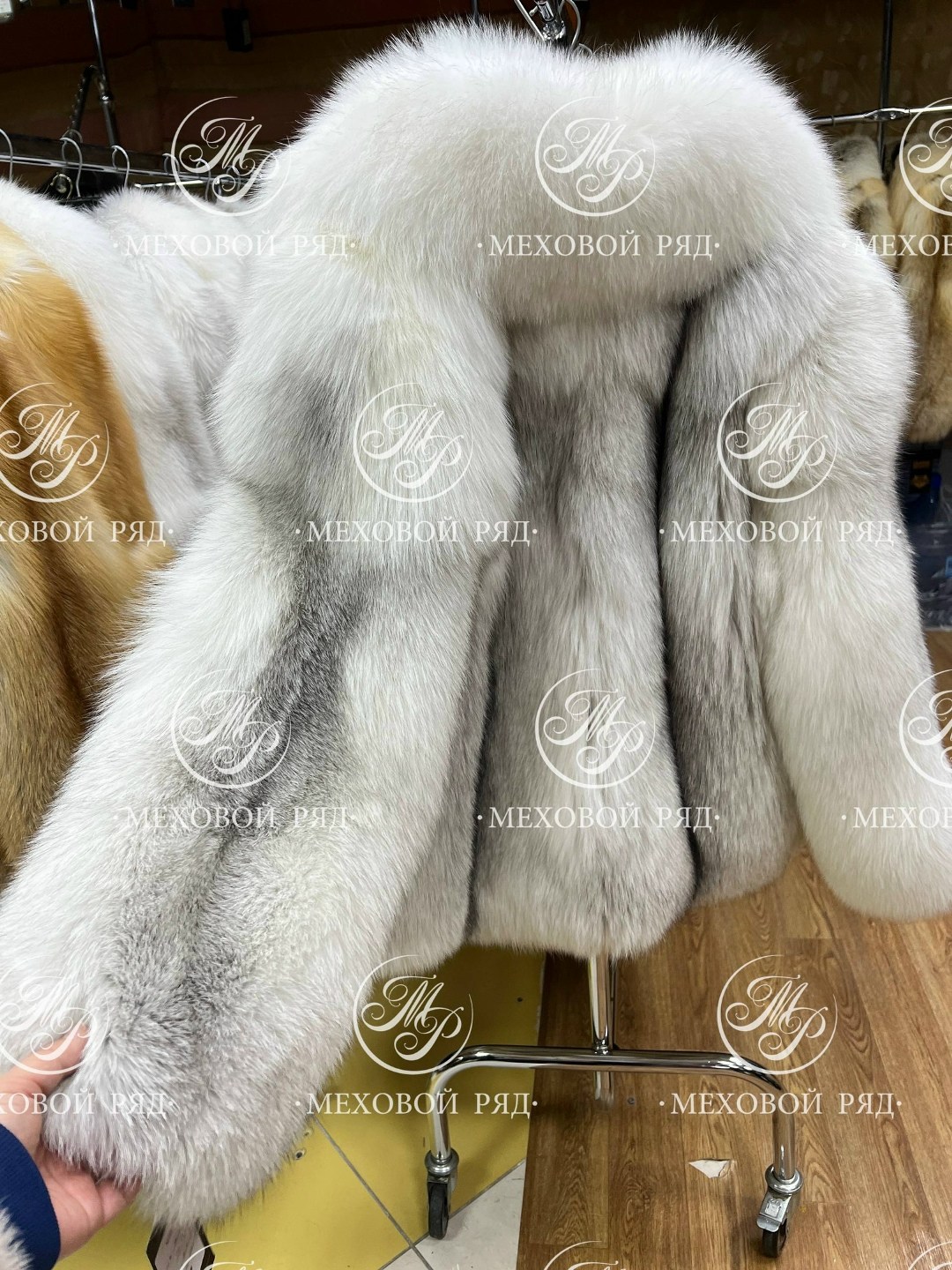 короткая шуба из белой лисы,песец шуба,женская шуба,меховая шуба,шуба из лисы