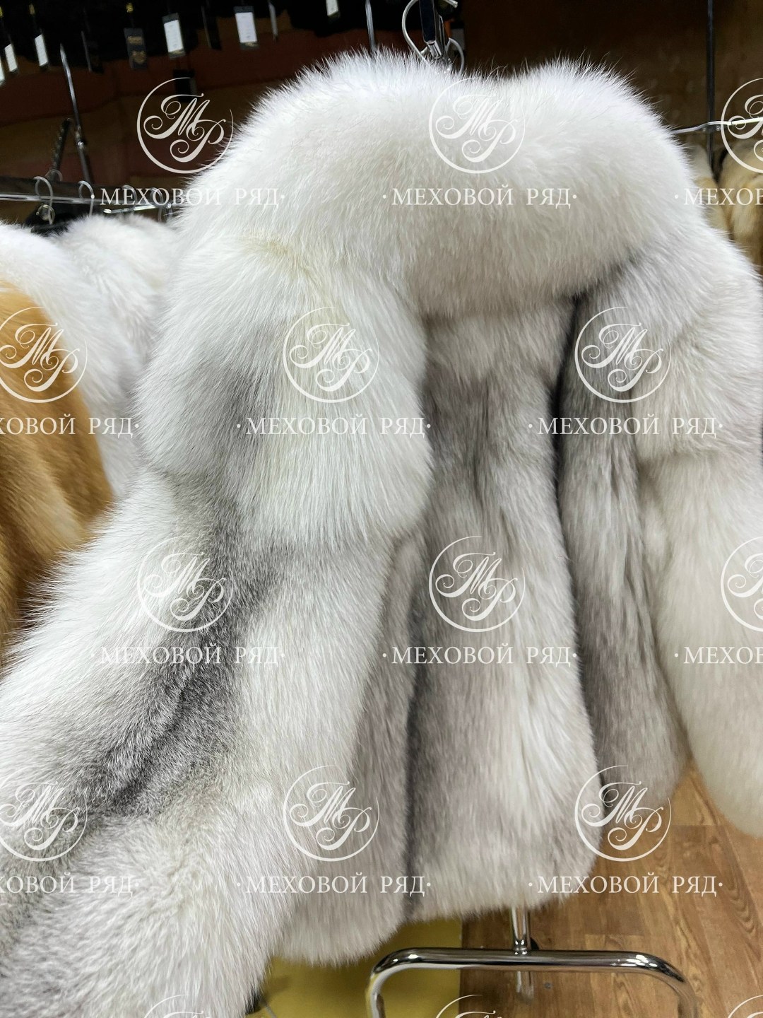 короткая шуба из белой лисы,песец шуба,женская шуба,меховая шуба,шуба из лисы