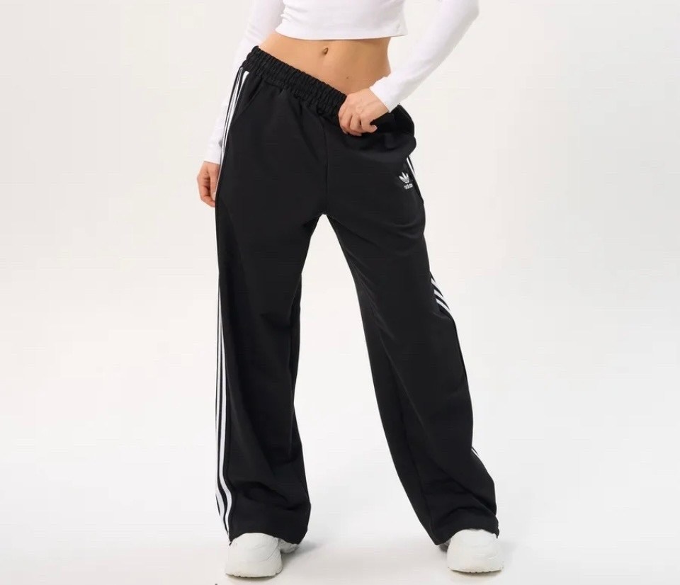 спортивные брюки adidas originals,штаны adidas широкие,спортивные брюки adidas,спортивные брюки adidas originals adicolor,женские брюки adidas