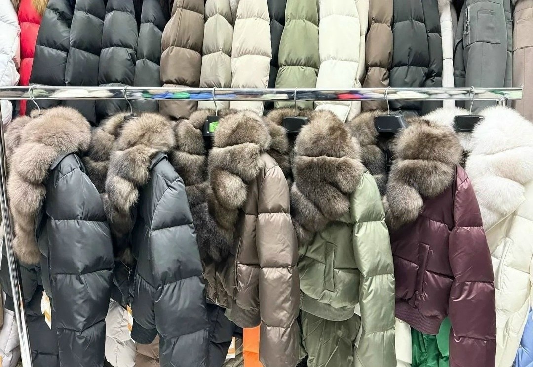 куртка-бомбер с натуральным мехом песца,пуховик с натуральным мехом,курткабомбер с натуральным мехом песца,верхняя одежда - пуховики с натуральным мехом арт. 11867038,куртка с мехом