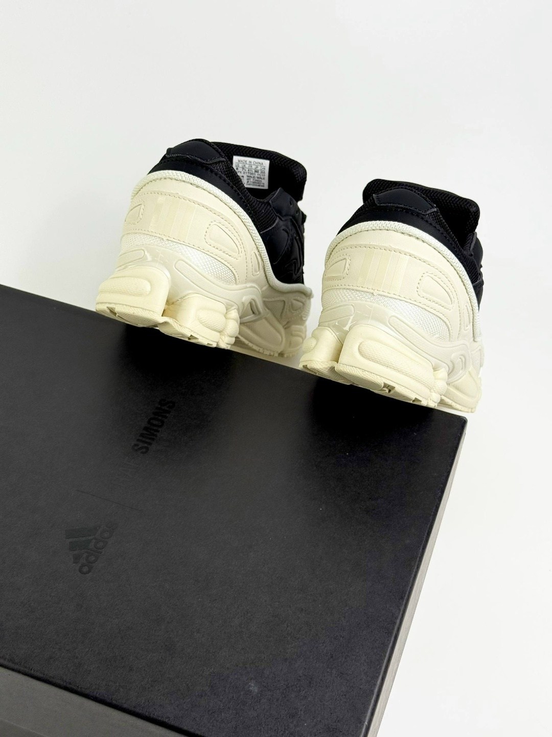 adidas x raf simons ozweego white black,raf simons adidas ozweego,кроссовки raf simons x ozweego adidas белый,adidas raf simons x ozweego cream white,adidas raf simons ozweego 3 black cream white