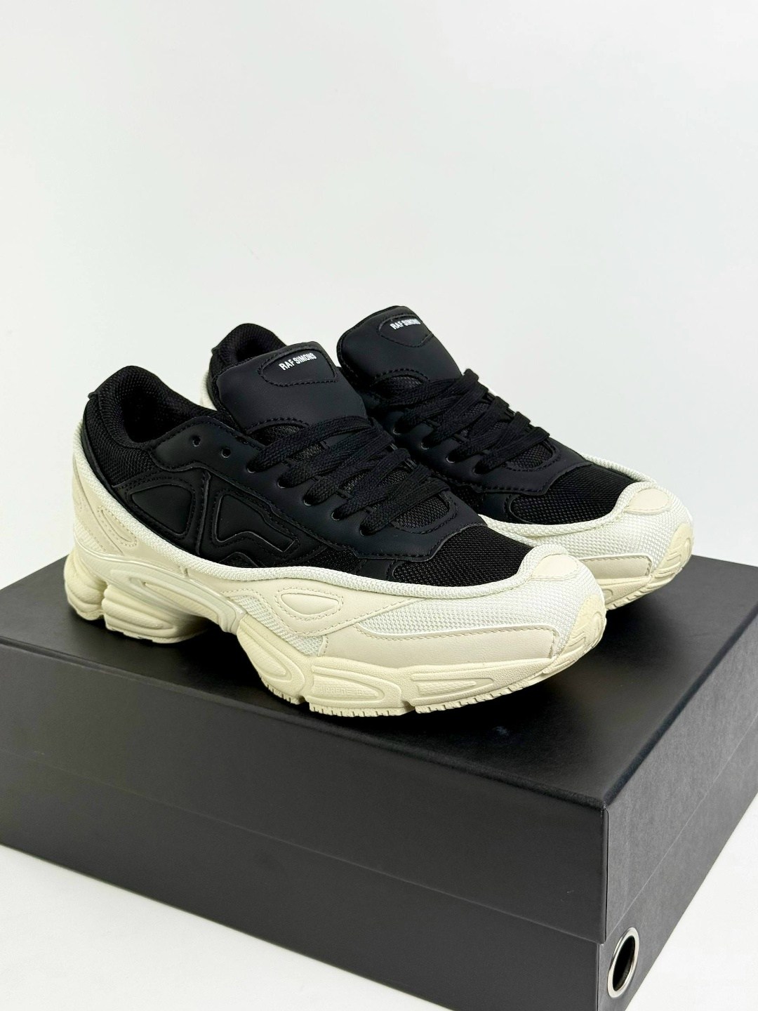 adidas x raf simons ozweego white black,raf simons adidas ozweego,кроссовки raf simons x ozweego adidas белый,adidas raf simons x ozweego cream white,adidas raf simons ozweego 3 black cream white