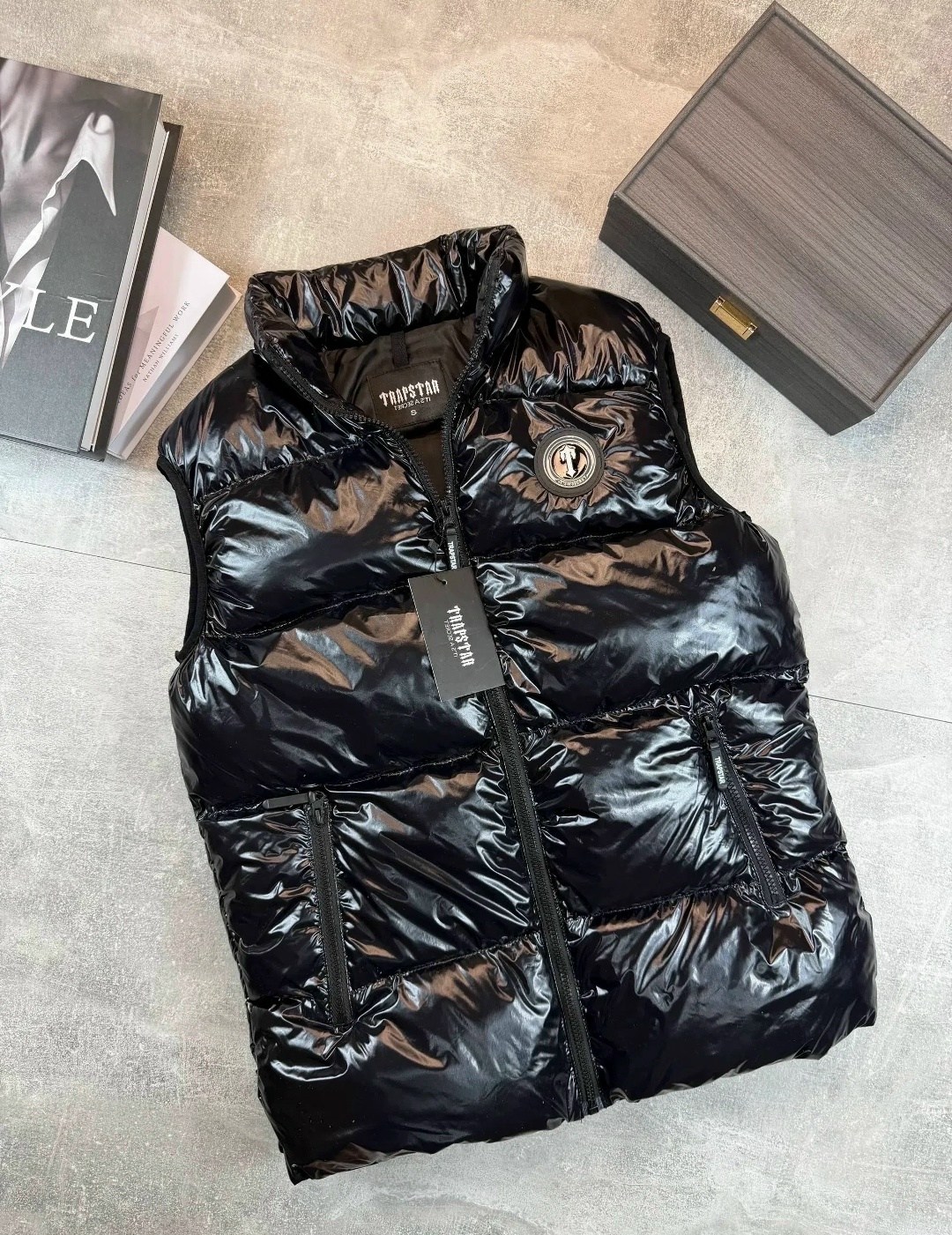 жилетка moncler,жилетка монклер оригинал,жилетка монклер,жилет монклер мужской,жилетка монклер глянцевая