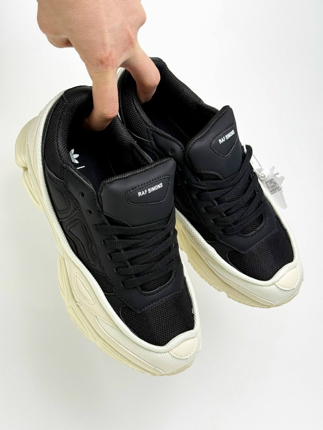 adidas x raf simons ozweego white black,raf simons adidas ozweego,кроссовки raf simons x ozweego adidas белый,adidas raf simons x ozweego cream white,adidas raf simons ozweego 3 black cream white