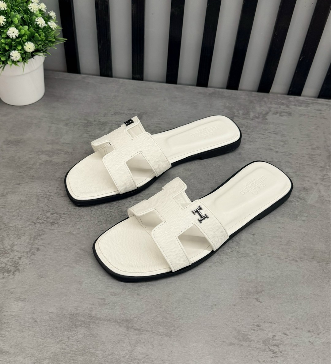 шлепки hermes женские,шлепки эрмес белые,шлепки гермес женские,шлепки hermes 2026,женские шлепанцы