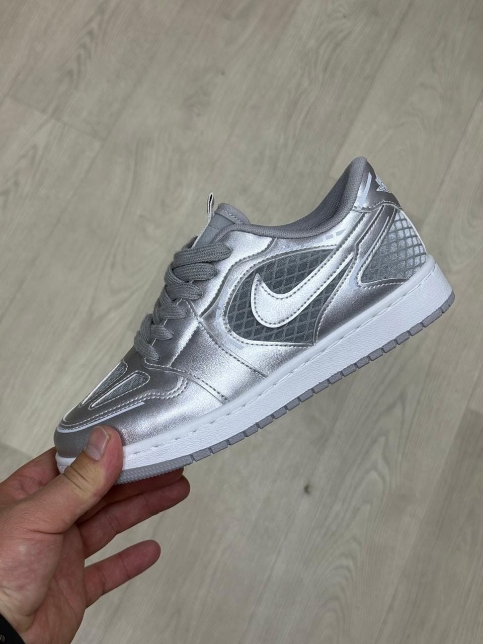 кроссовки 1 low se air jordan серебряный,nike air jordan 1 low se,air jordan 1 low se wmns metallic silver,женские кроссовки air jordan 1 low se 'metallic silver' fn5030-001,женские кроссовки air jord