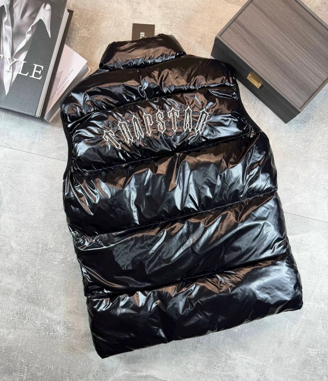 жилетка moncler,жилетка монклер оригинал,жилетка монклер,жилет монклер мужской,жилетка монклер глянцевая