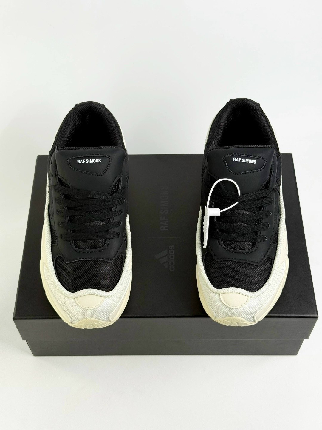 adidas x raf simons ozweego white black,raf simons adidas ozweego,кроссовки raf simons x ozweego adidas белый,adidas raf simons x ozweego cream white,adidas raf simons ozweego 3 black cream white