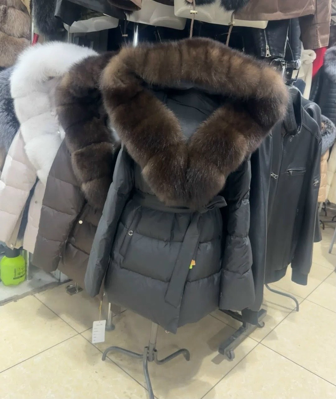 пуховики с мехом,пуховик с натуральным мехом,пуховики,пуховик зимний женский,стильные пуховики с мехом
