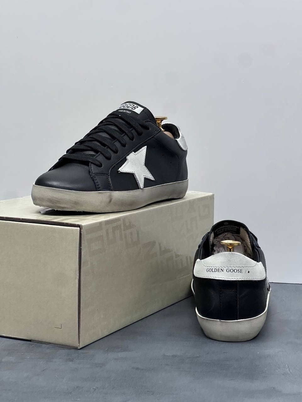 кроссовки golden goose superstar distressed black silver,golden goose deluxe brand черные кожаные кеды superstar с белой звездой,кроссовки golden goose super-star leather sneaker,кроссовки golden goos