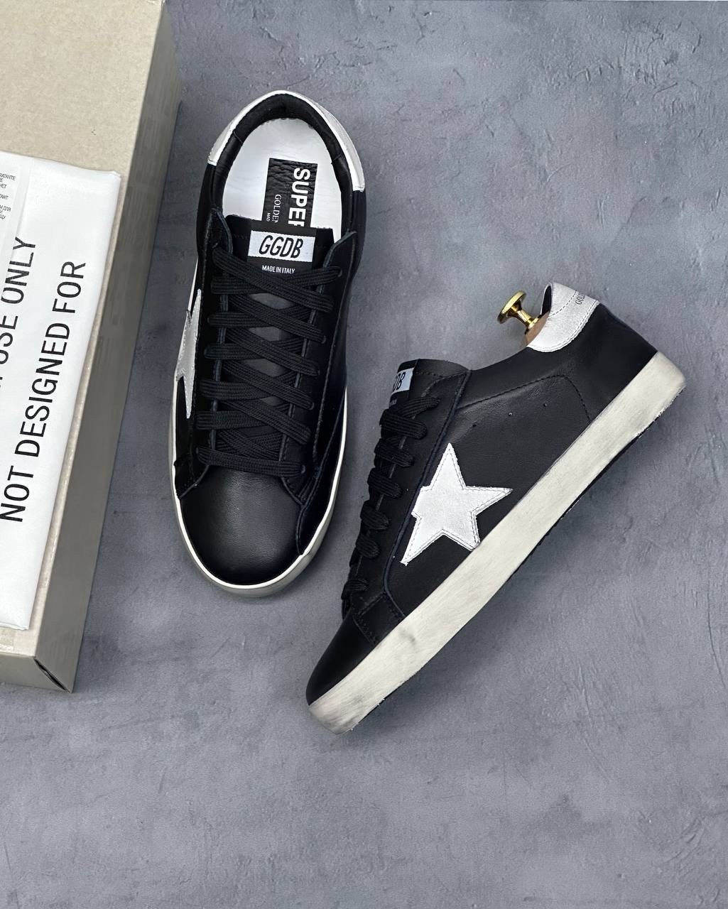 кроссовки golden goose superstar distressed black silver,golden goose deluxe brand черные кожаные кеды superstar с белой звездой,кроссовки golden goose super-star leather sneaker,кроссовки golden goos