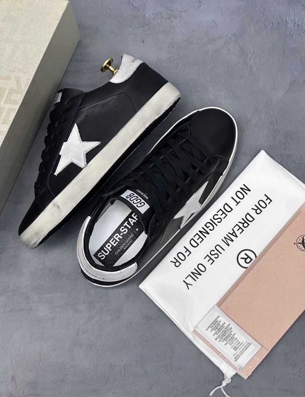 кроссовки golden goose superstar distressed black silver,golden goose deluxe brand черные кожаные кеды superstar с белой звездой,кроссовки golden goose super-star leather sneaker,кроссовки golden goos