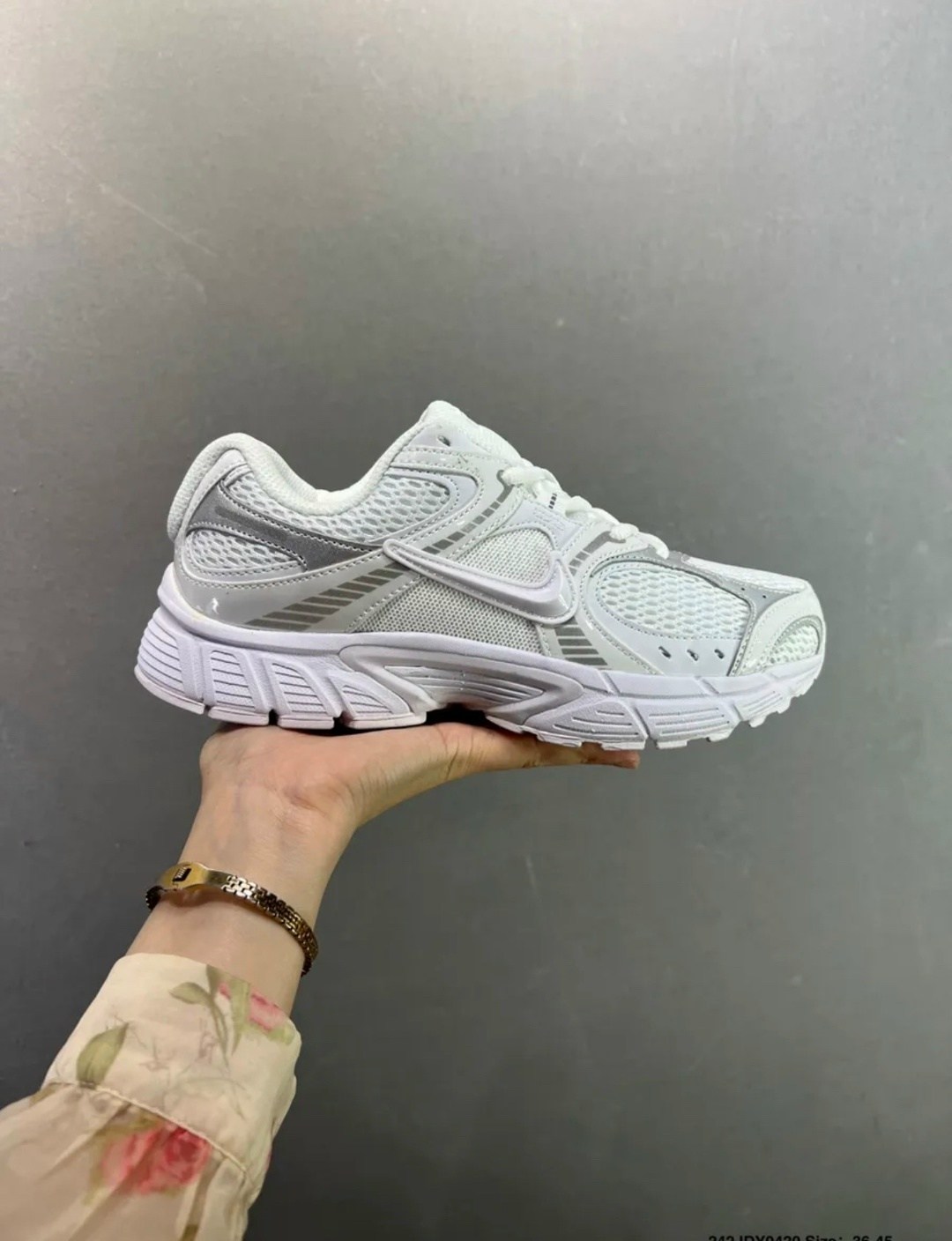кроссовки,женские кроссовки nike,кроссовки nike v 5 rnr,кроссовки мужские женские,кроссовки белые nike