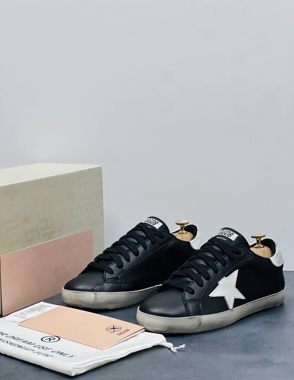 кроссовки golden goose superstar distressed black silver,golden goose deluxe brand черные кожаные кеды superstar с белой звездой,кроссовки golden goose super-star leather sneaker,кроссовки golden goos