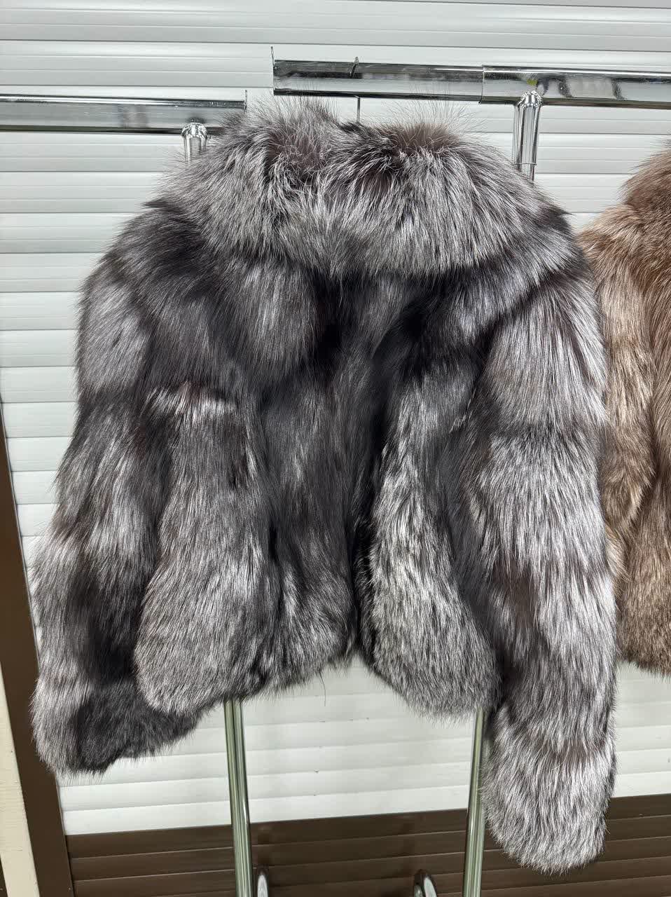женская шуба из натурального меха чернобурки,шуба короткая мужская из натурального меха чернобурки,шуба чернобурка,шуба из чернобурой лисы,меховая куртка
