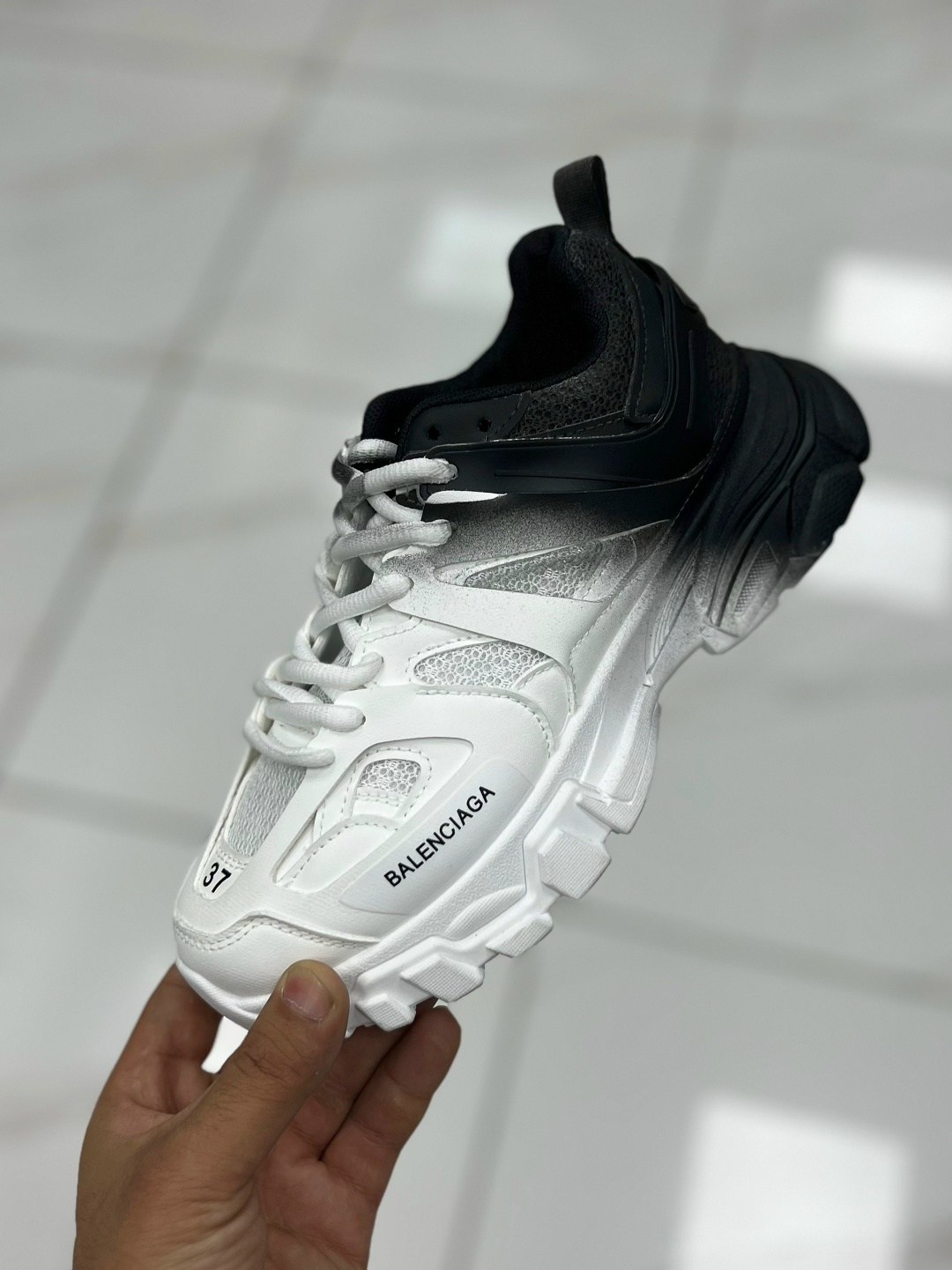 кроссовки balenciaga женские,баленсиага фантом кроссовки,кроссовки balenciaga,balenciaga кроссовки track,кроссовки balenciaga на шнуровке
