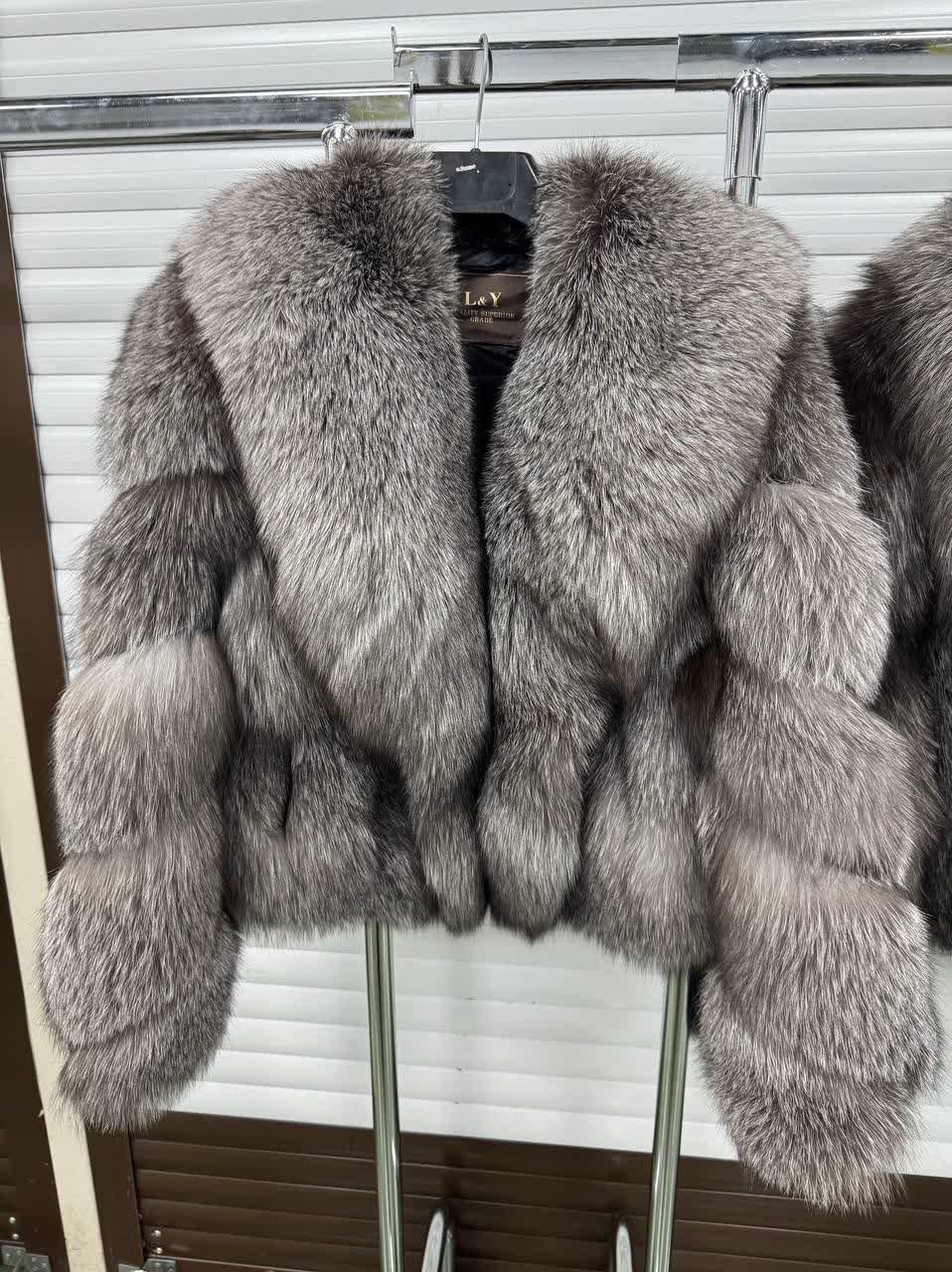 шуба из песца,женское короткое меховое пальто из лисьего меха,песец шуба,шуба из песца вертикальная,шубка из песца