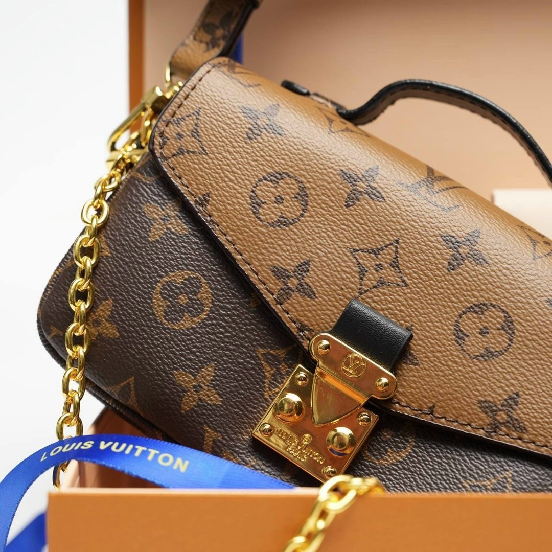 женская сумка louis vuitton,louis vuitton сумка,louis vuitton сумка pochette metis,луи виттон сумка,сумка клатч с ручкой lv metis pochette metis луи виттон монограмма