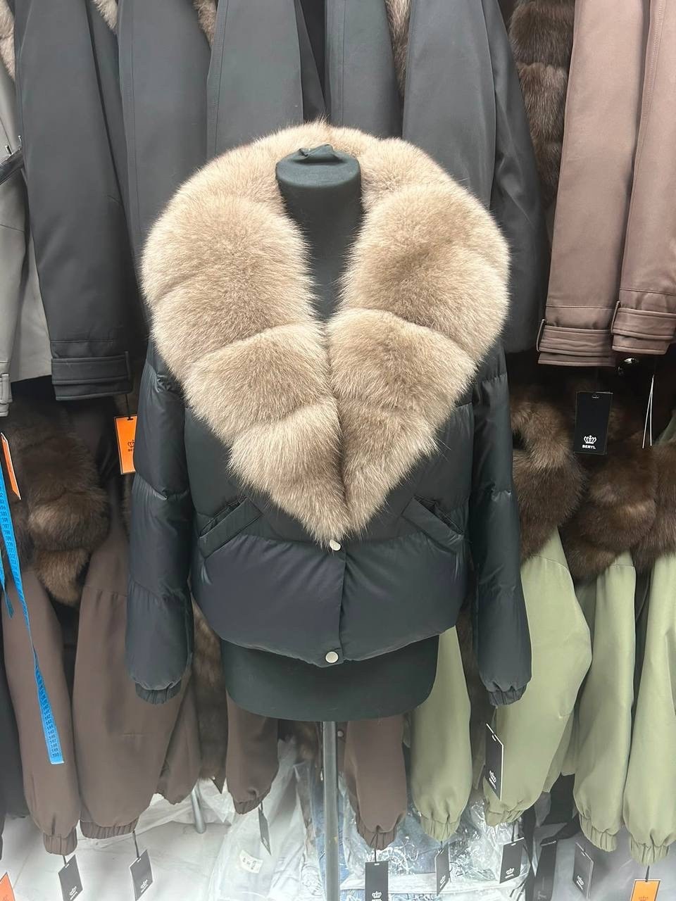 куртка пуховик с натуральным мехом женская,пуховик с натуральным мехом,женский пуховик с натуральным мехом,пуховик с мехом,пуховик короткий с натуральным мехом