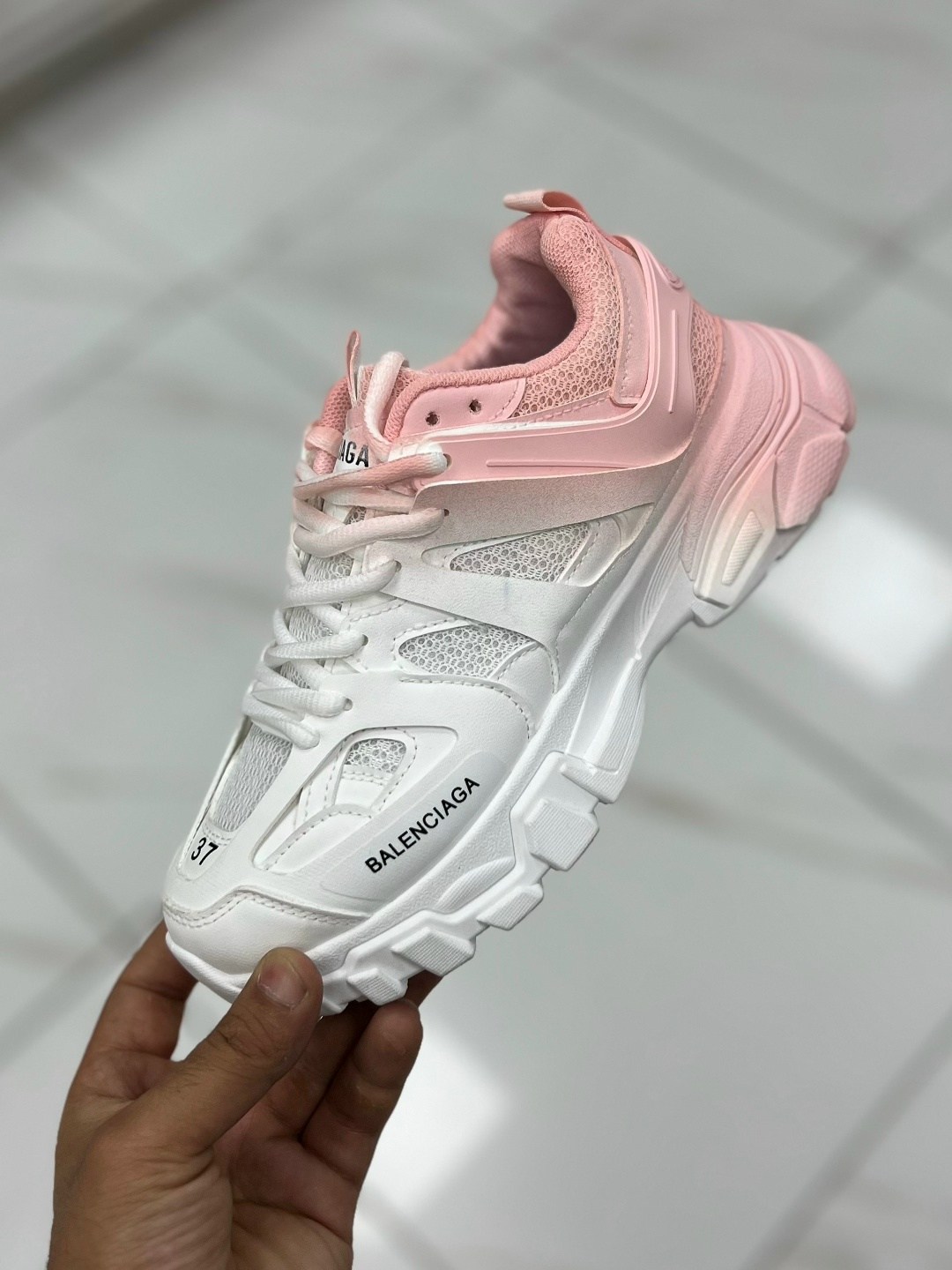 кроссовки balenciaga женские,баленсиага фантом кроссовки,кроссовки balenciaga,balenciaga кроссовки track,кроссовки balenciaga на шнуровке