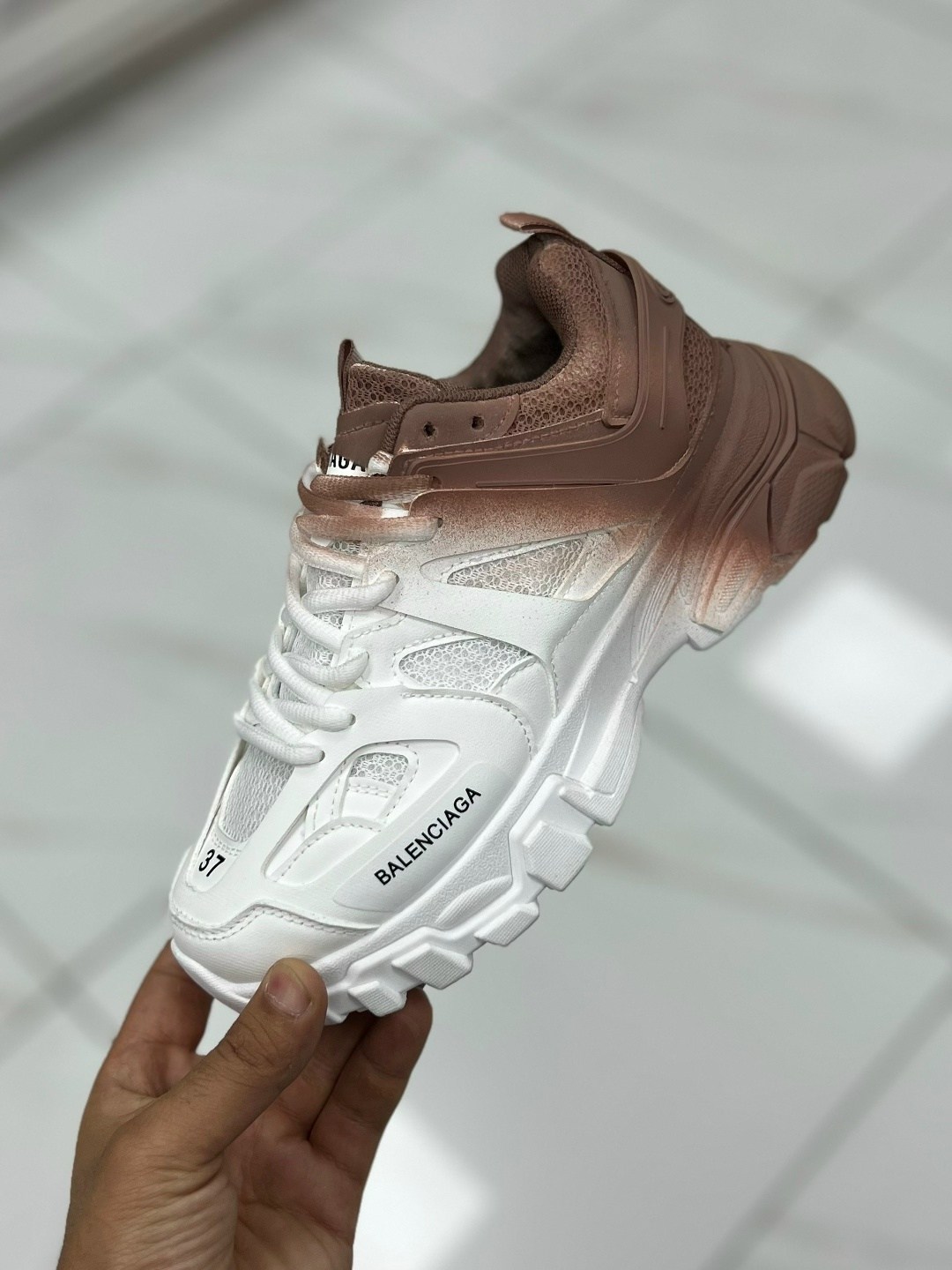 кроссовки balenciaga женские,баленсиага фантом кроссовки,кроссовки balenciaga,balenciaga кроссовки track,кроссовки balenciaga на шнуровке