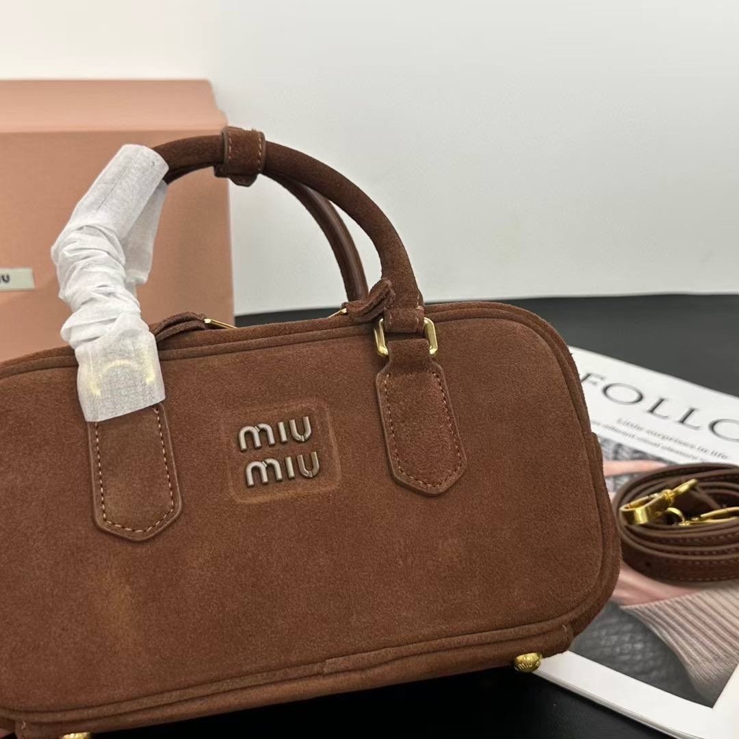 сумка в образе miu miu замша размер 28/14 см,сумка женская miu miu,женская замшевая сумка miu miu arcadie коричневая,сумка замшевая новая miu miu (28x13 см),замшевая сумка