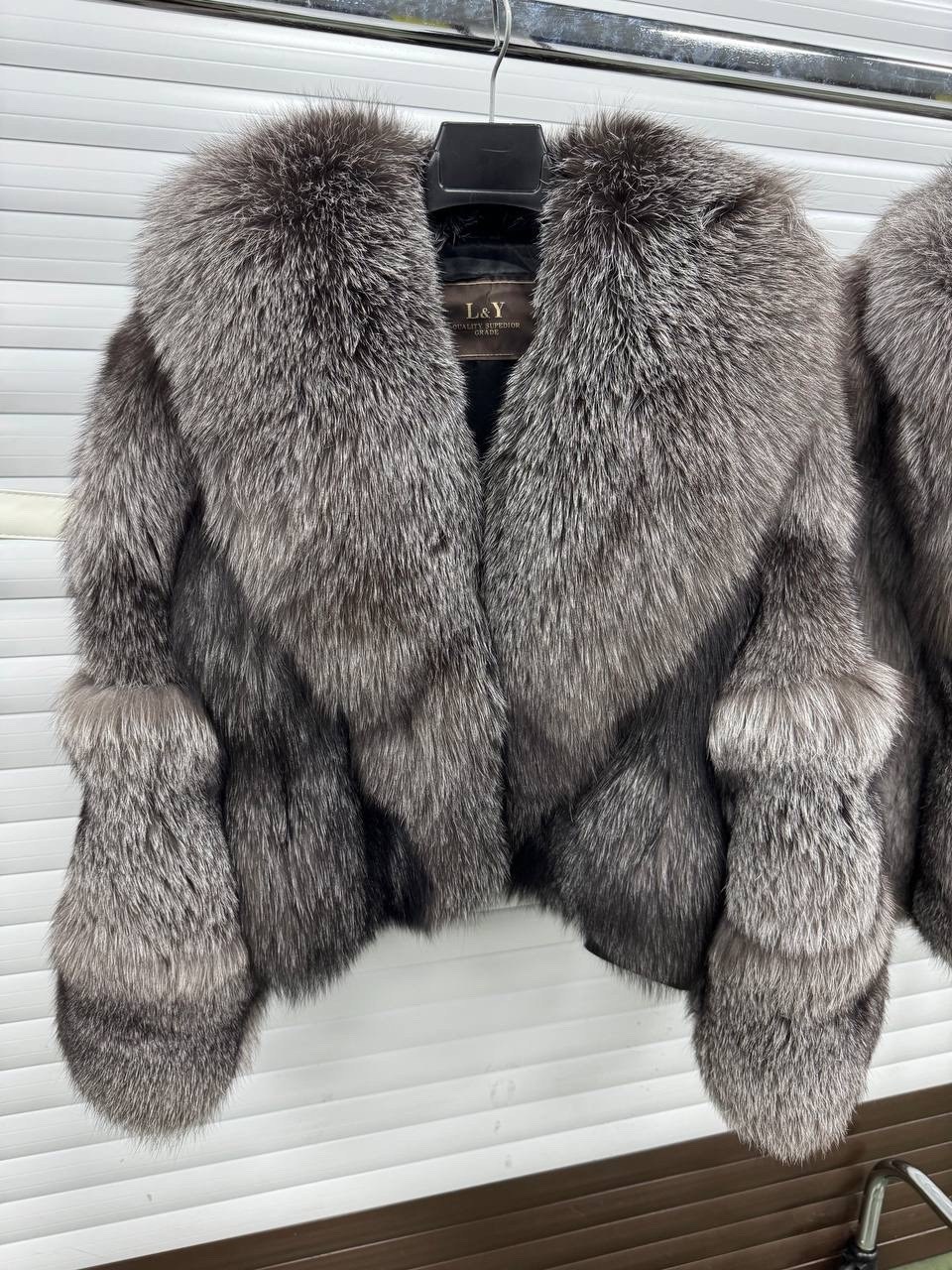женская шуба из натурального меха чернобурки,шуба короткая мужская из натурального меха чернобурки,шуба из натурального лисьего меха 2026,женское короткое меховое пальто из лисьего меха,женская куртка