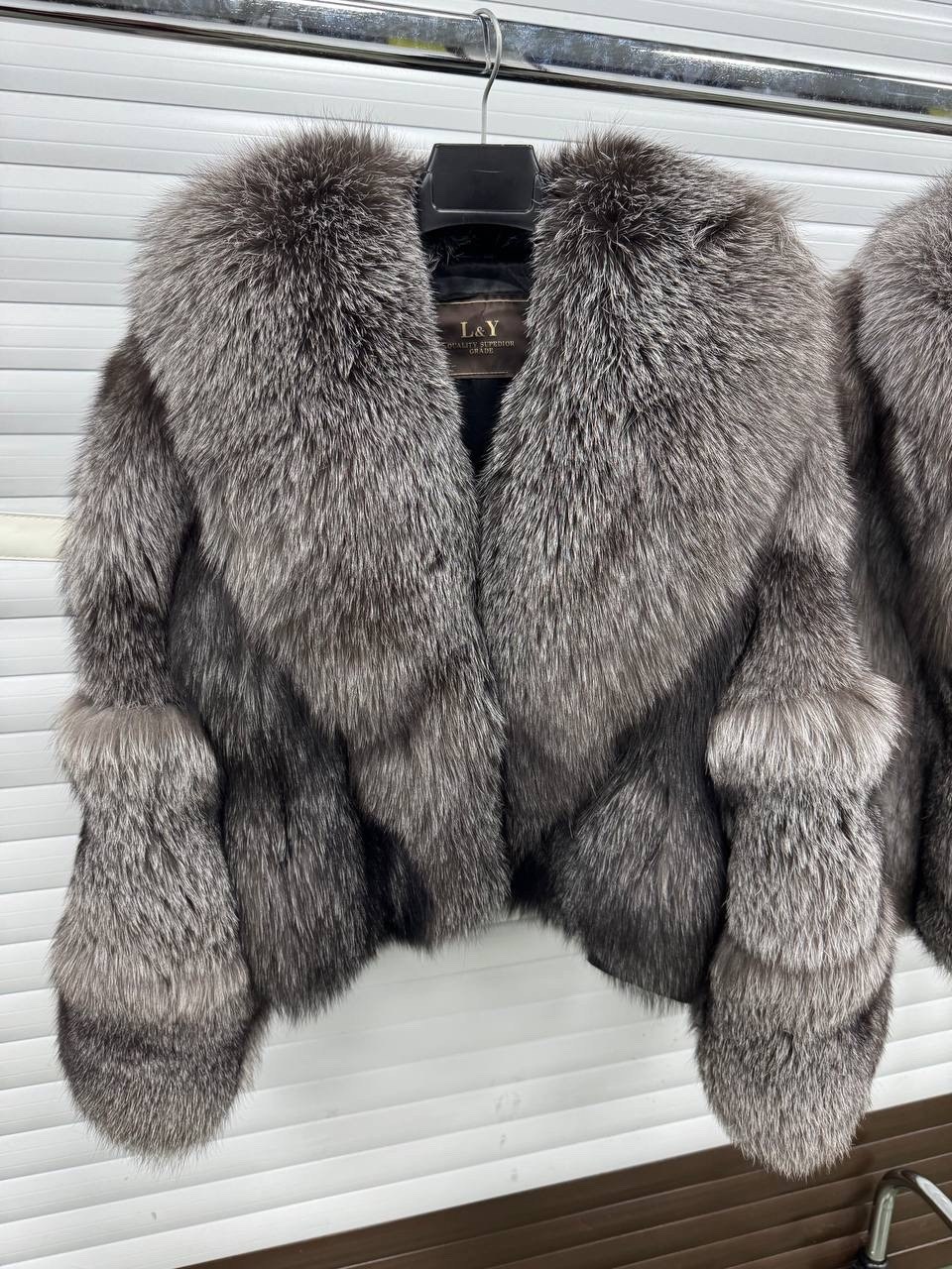 женская шуба из натурального меха чернобурки,шуба короткая мужская из натурального меха чернобурки,шуба из натурального лисьего меха 2026,женское короткое меховое пальто из лисьего меха,женская куртка