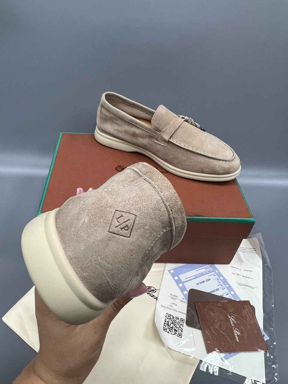 лоферы из натуральной замши loro piana premium shoes,лоферы loro piana,лоферы из натуральной замши loro piana,замшевые лоферы лоро пиана в бежевом цвете,лоферы лоро пиано из натуральной замши