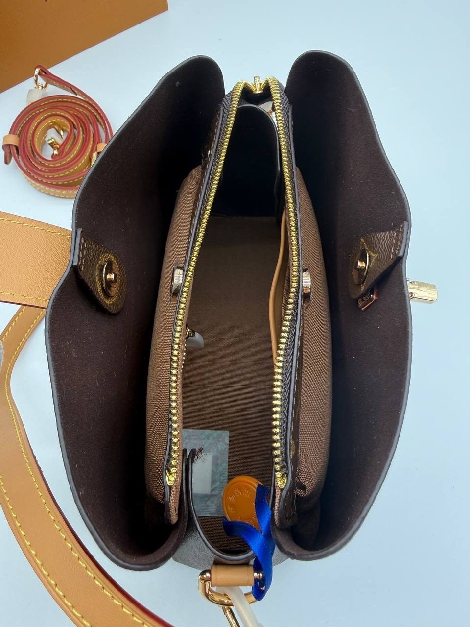 louis vuitton женская сумка,cумка louis vuitton,сумка louis vuitton c тканевым ремнем и косметичкой,сумка луи виттон,сумка луи виттон женская