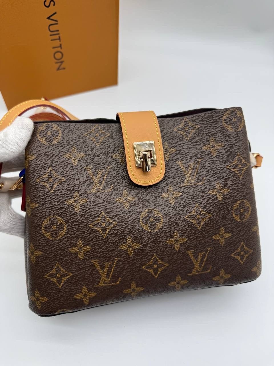 louis vuitton женская сумка,cумка louis vuitton,сумка louis vuitton c тканевым ремнем и косметичкой,сумка луи виттон,сумка луи виттон женская