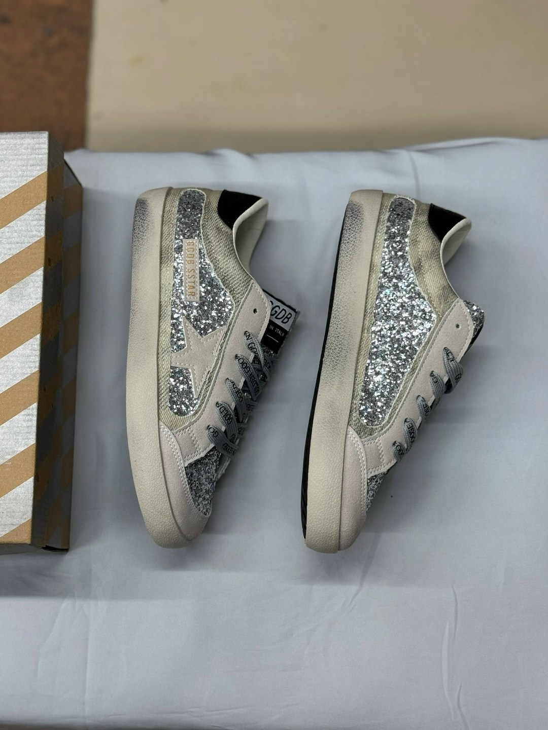 кеды golden goose женские,golden goose кеды super-star с блестками серебристый,кеды golden goose hi star glitter low-top,golden goose ssense exclusive gray super star sneakers,кеды golden goose