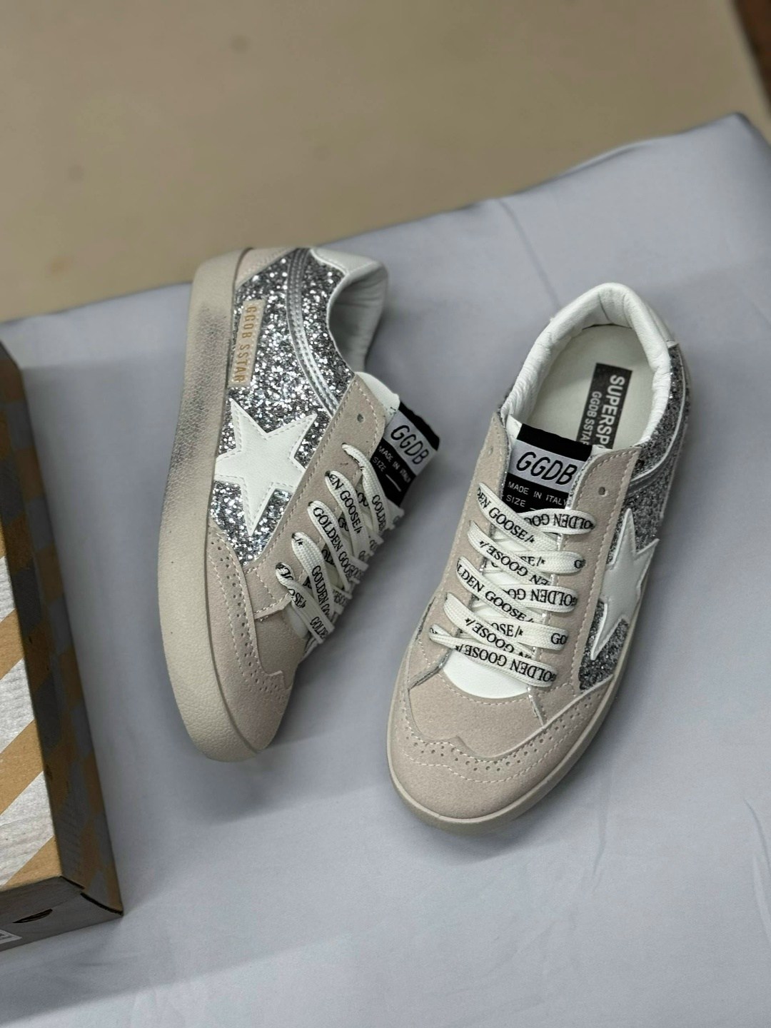 кеды golden goose женские,golden goose кеды super-star с блестками серебристый,кеды golden goose hi star glitter low-top,golden goose ssense exclusive gray super star sneakers,кеды golden goose