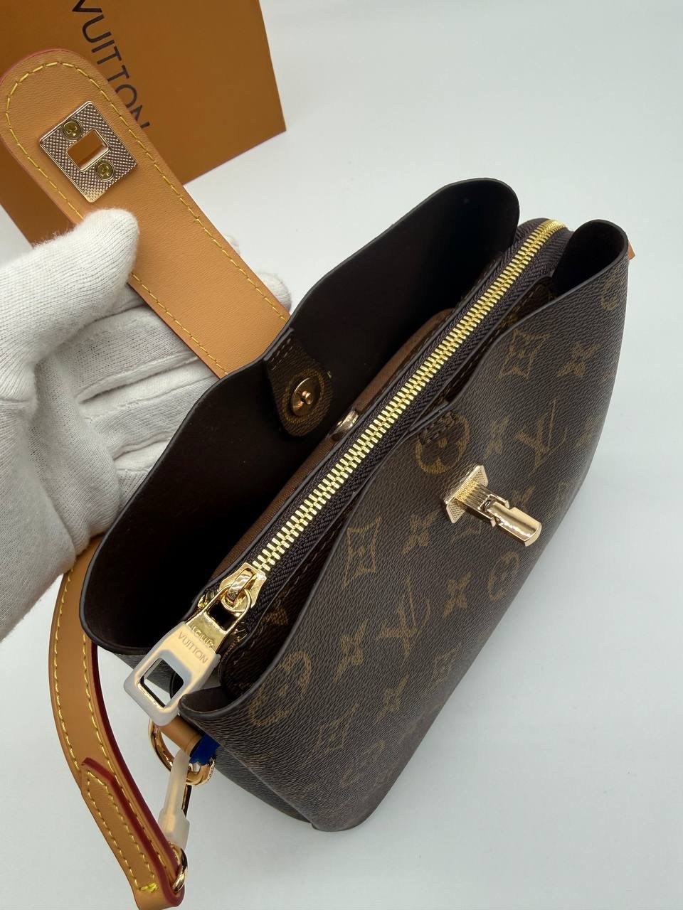 louis vuitton женская сумка,cумка louis vuitton,сумка louis vuitton c тканевым ремнем и косметичкой,сумка луи виттон,сумка луи виттон женская