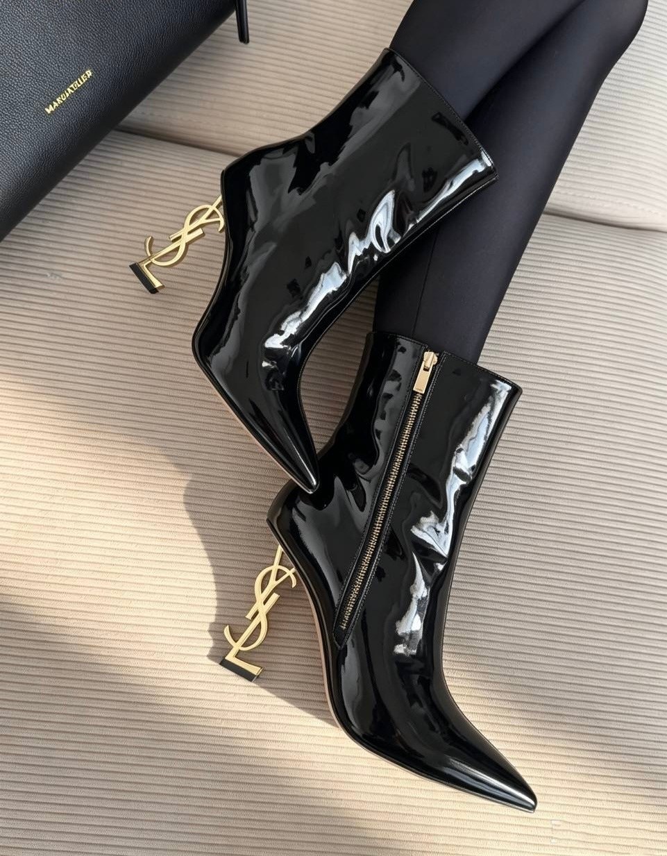 ботильоны ив сен лоран,ботильоны saint laurent,лакированные сапоги,туфли ив сен лоран с каблуком,черные ботильоны